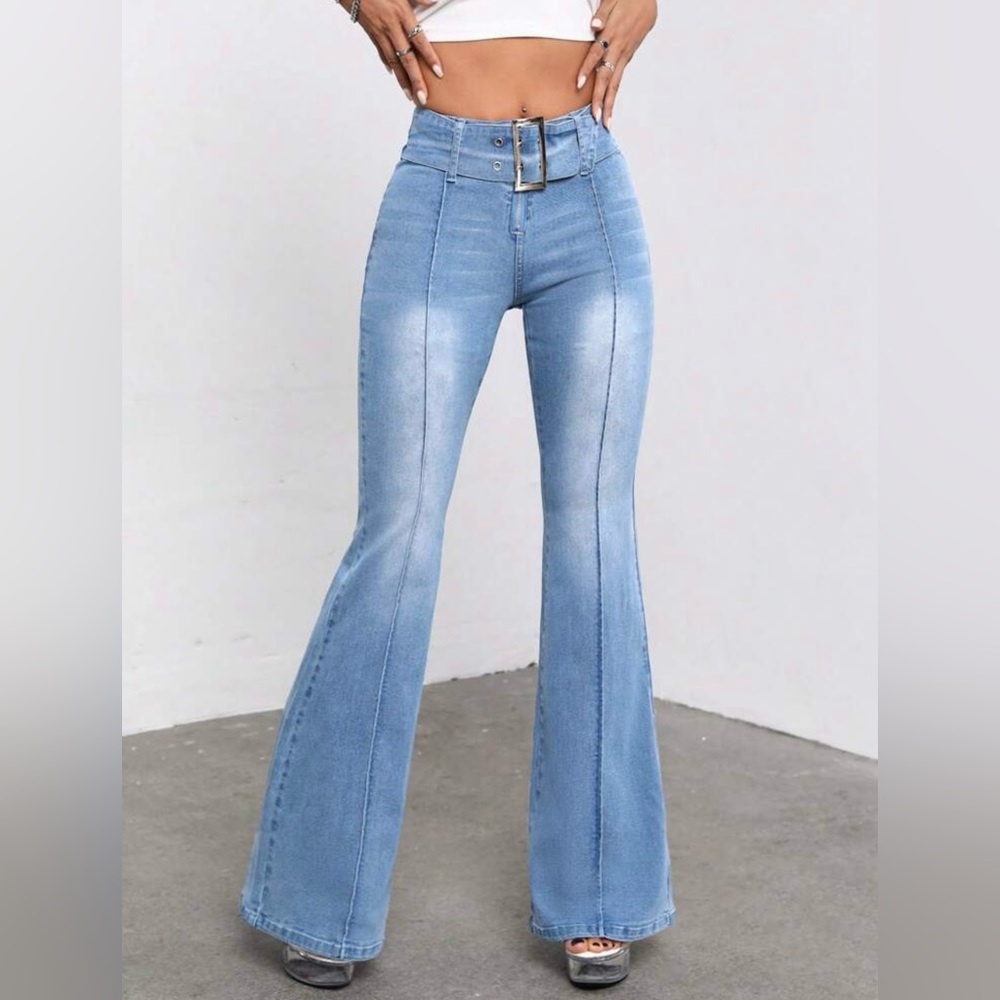 SHEIN Grommet Belted Flare Leg Jeans. Size 30.